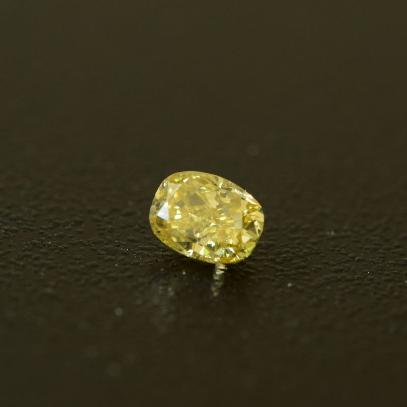 0,24 ct, Fancy Intense Yellow, VVS2, Oval, IGI Certified