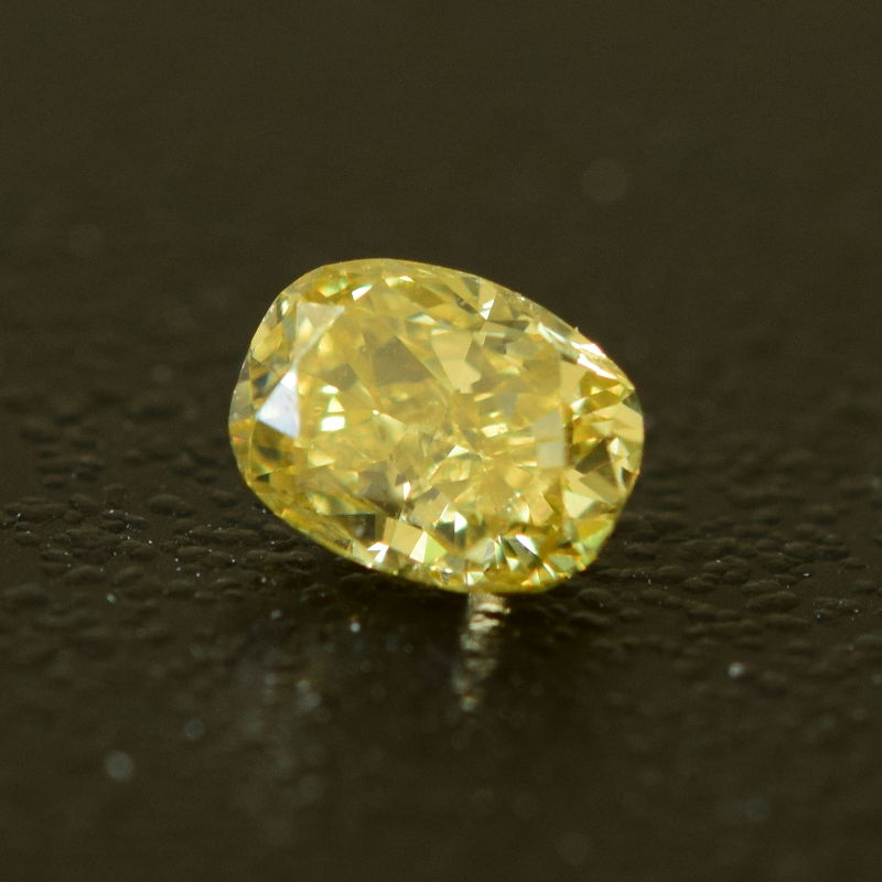 0,24 ct, Fancy Intense Yellow, VVS2, Oval, IGI Certified