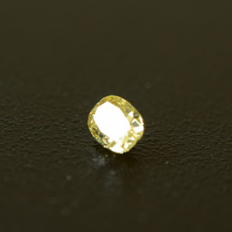 0,24 ct, Fancy Intense Yellow, VVS2, Oval, IGI Certified