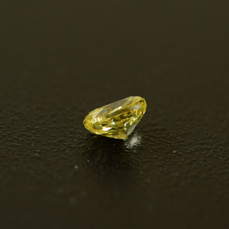 0,24 ct, Fancy Intense Yellow, VVS2, Oval, IGI Certified