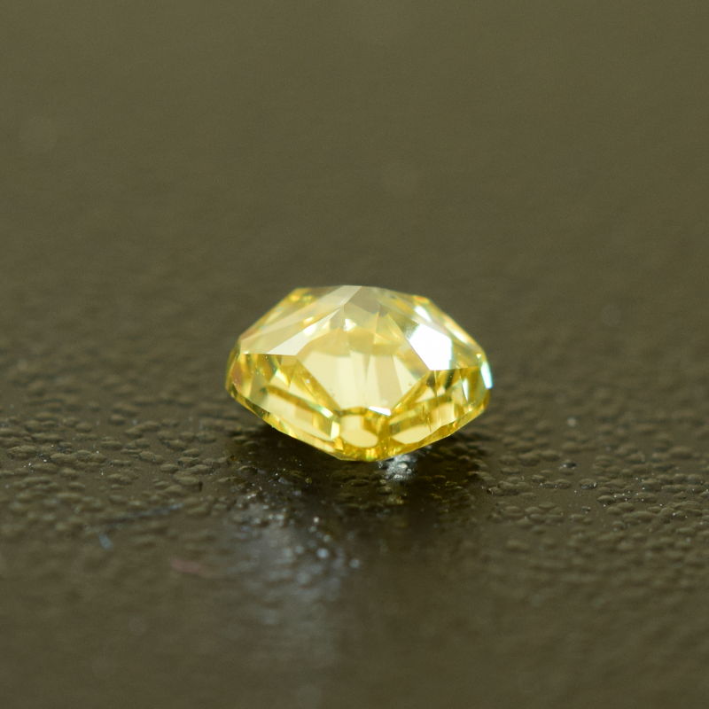 0,37 ct, Fancy Intense Yellow, SI2, Cushion, IGI Certified