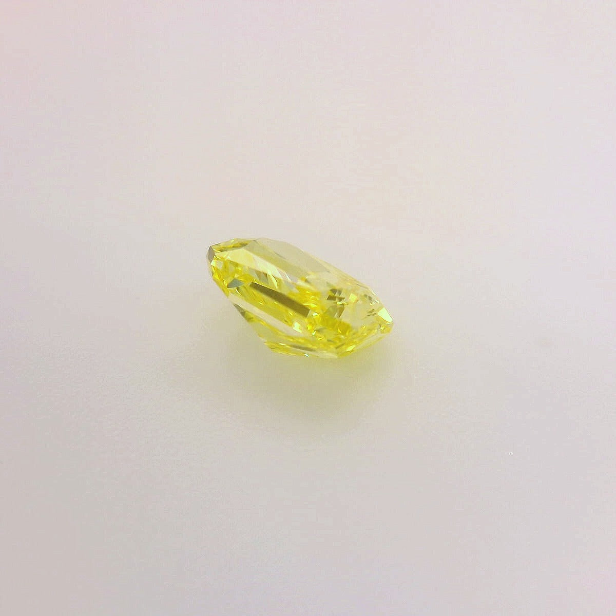 1,08 ct, Fancy Vivid Yellow, VVS1, Radiant, GIA Certified