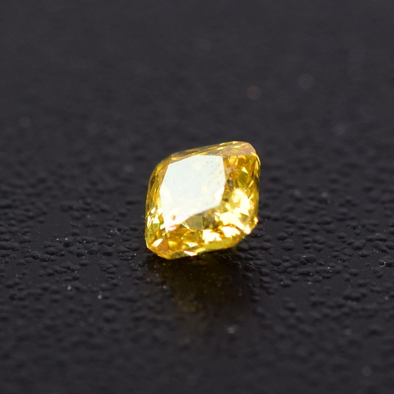 0,2 ct, Fancy Intense Orangy Yellow, VS2, Radiant, IGI Certified