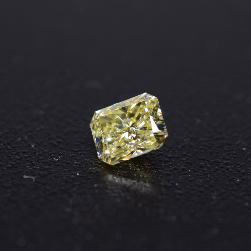 0,5 ct, Fancy Light Yellow, VVS1, Radiant, GIA Certified