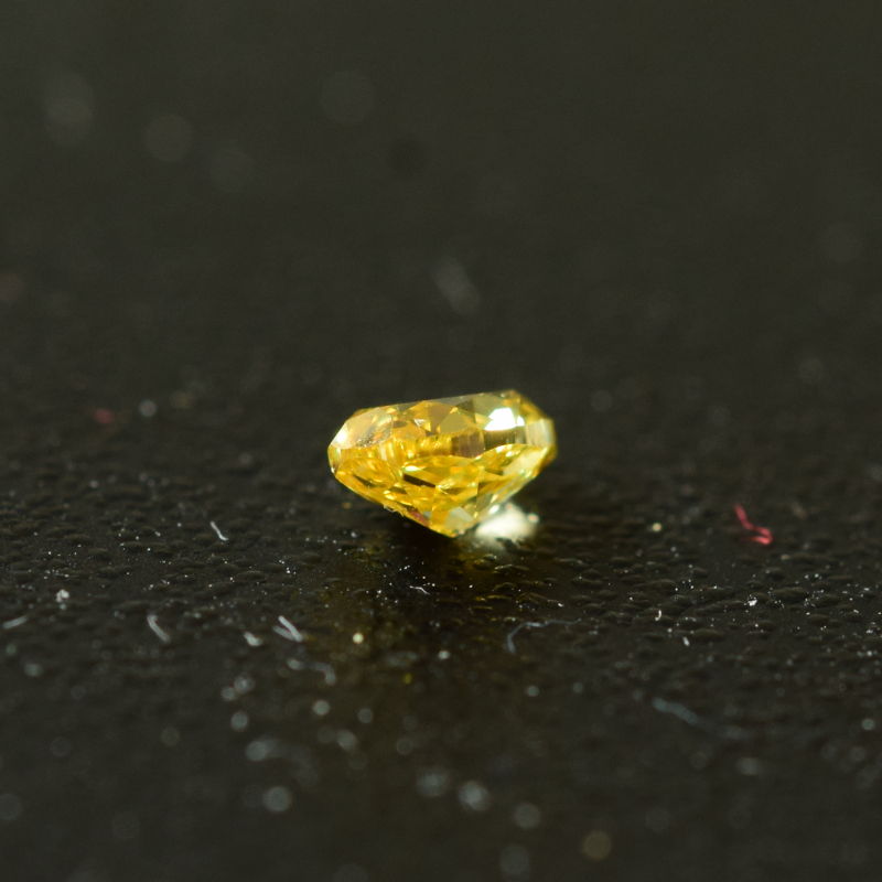 0,17 ct, Fancy Vivid Yellow, VVS2, Oval, IGI Certified