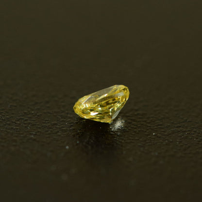 0,24 ct, Fancy Intense Yellow, VVS2, Oval, IGI Certified