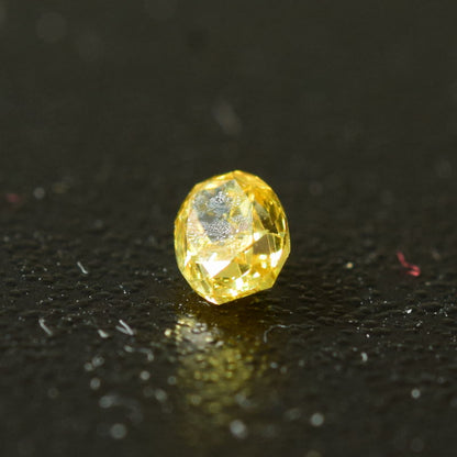 0,17 ct, Fancy Vivid Yellow, VVS2, Oval, IGI Certified