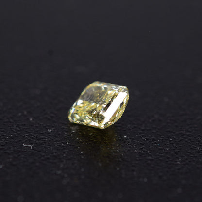 0,5 ct, Fancy Light Yellow, VVS1, Radiant, GIA Certified