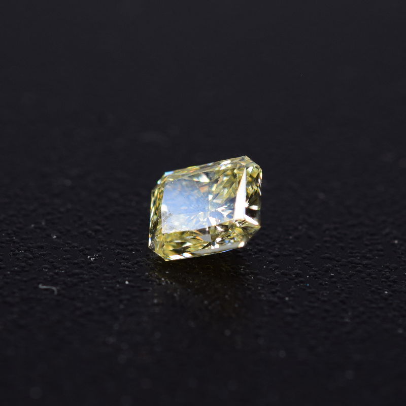 0,5 ct, Fancy Light Yellow, VVS1, Radiant, GIA Certified